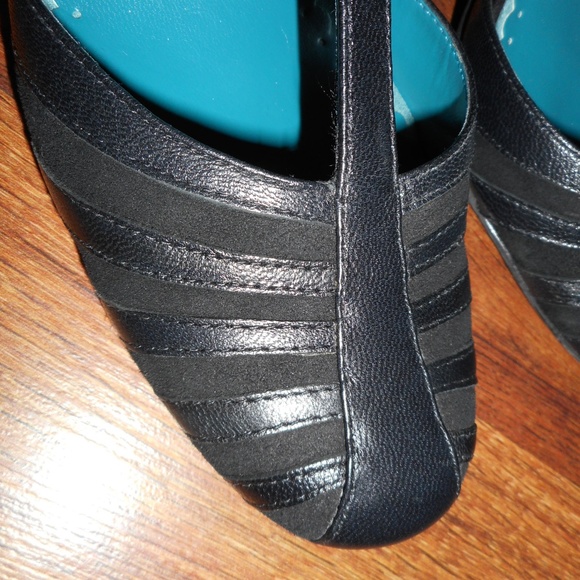 SOLD! Vintage Black leather T-strap pumps, 8 - Picture 4 of 8